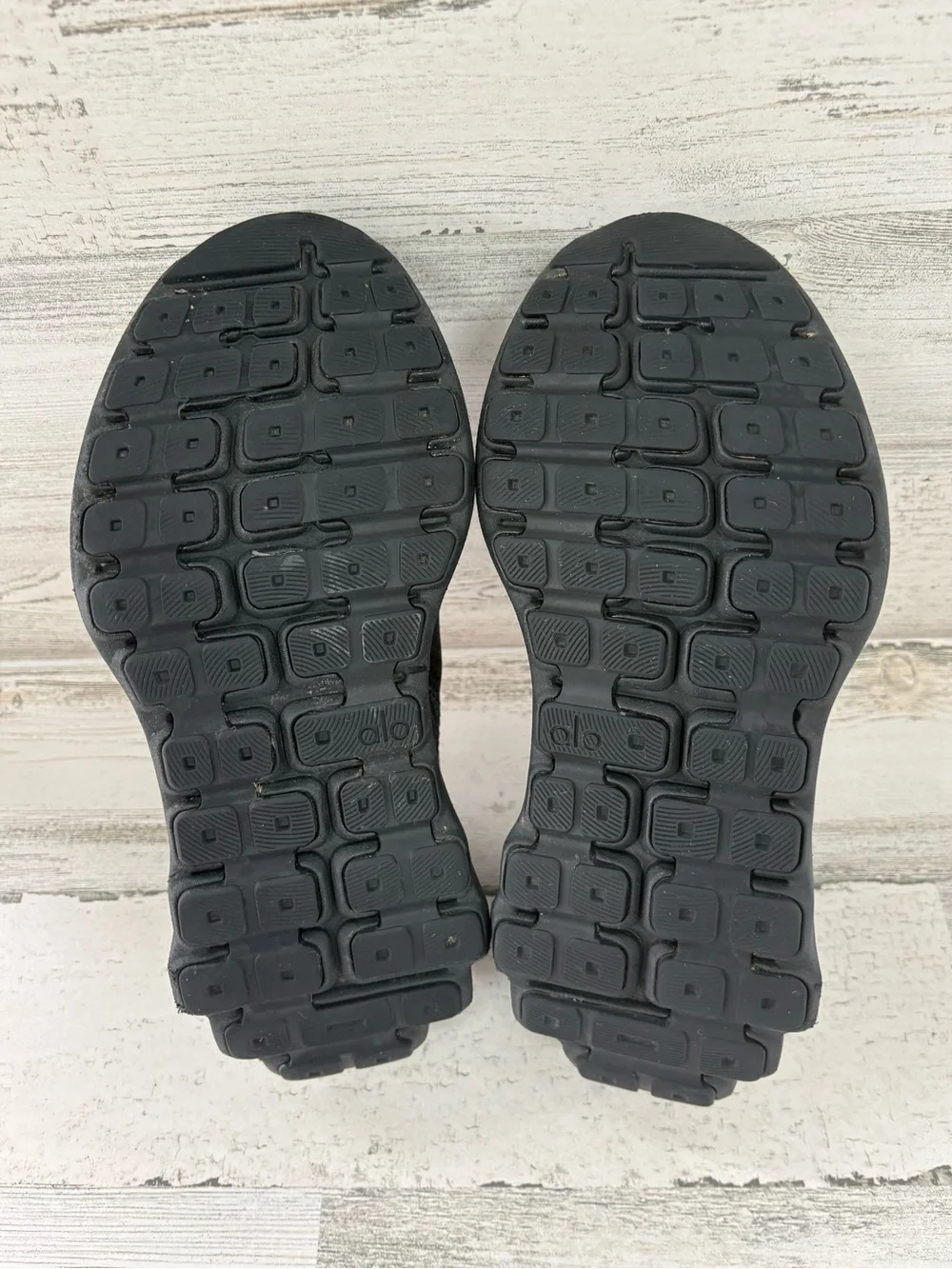 Alo Runner Women’s Yoga Shoes Size 8 Lace Up In Triple Black 70% Recycled Upper